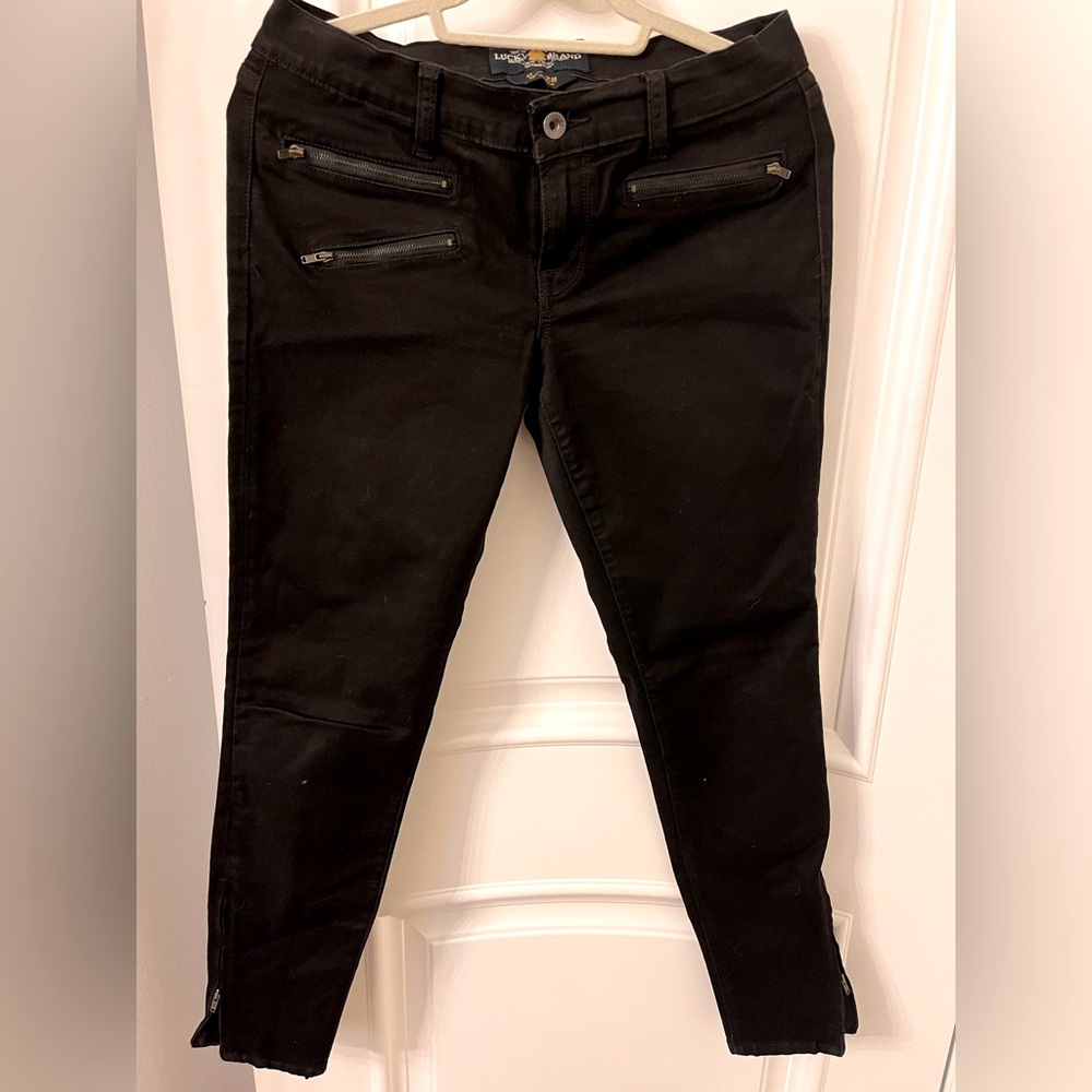 Lucky brand motto pants. zipper pockets and legs. Ankle length size 6/28